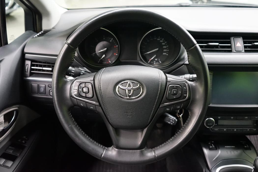 Toyota Avensis 2015