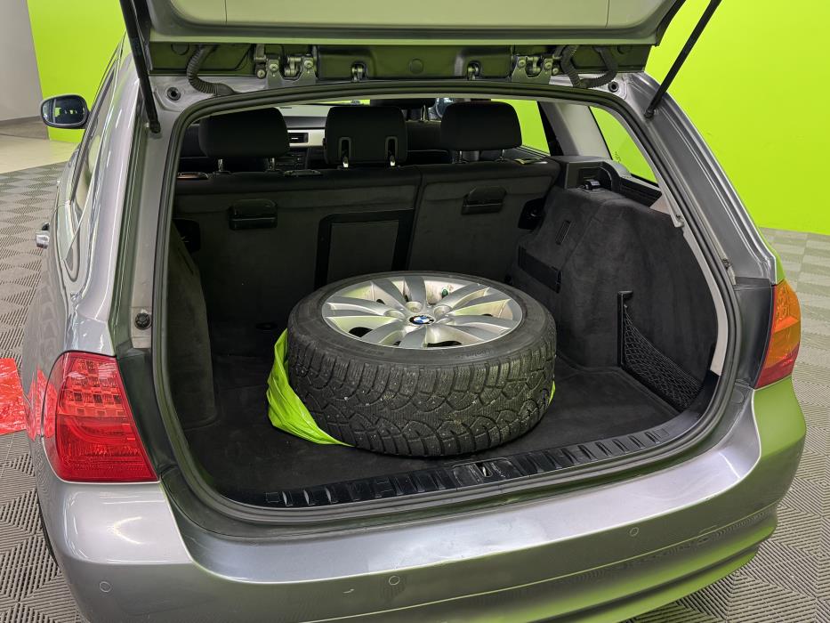 BMW 330 2009