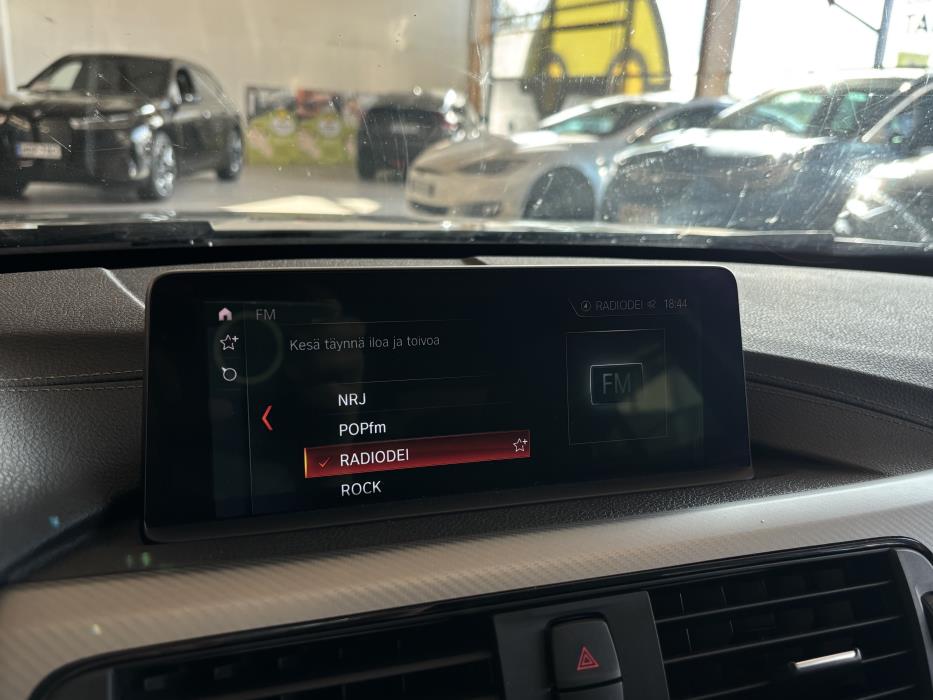 BMW 330 2018
