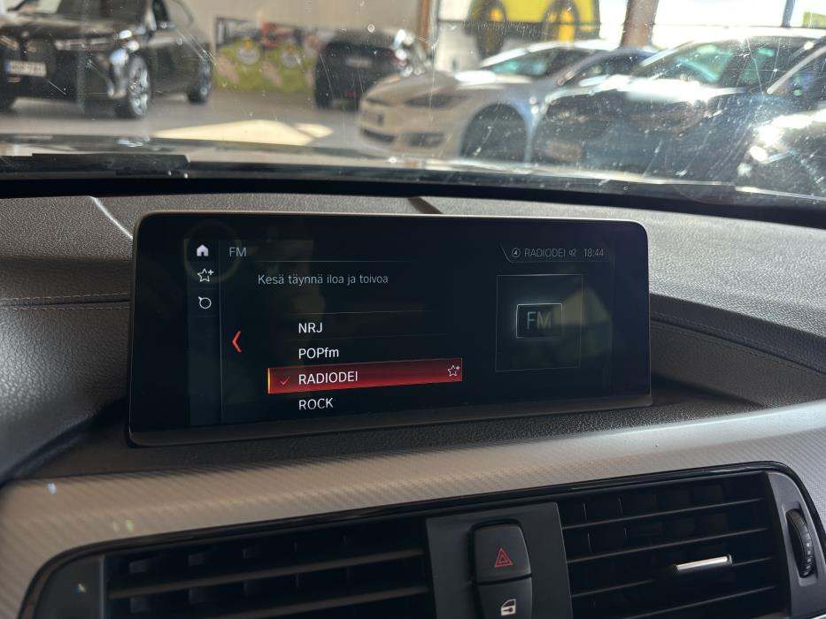 BMW 330 2018