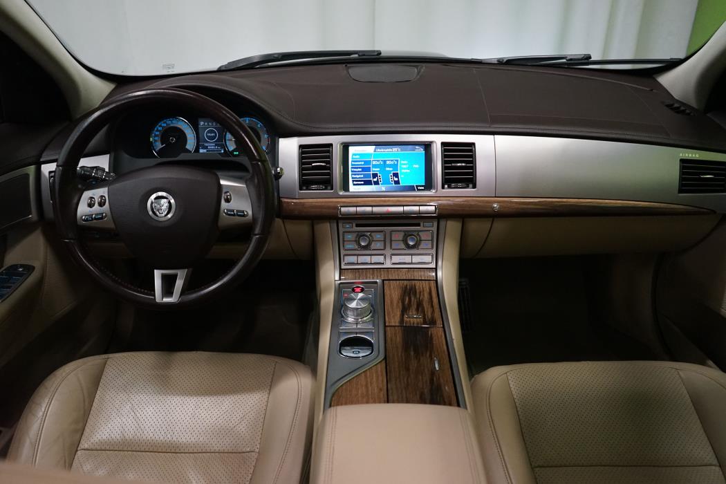 Jaguar XF 2011