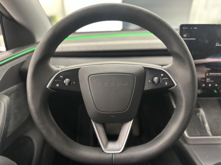 Tesla Model Y 2025