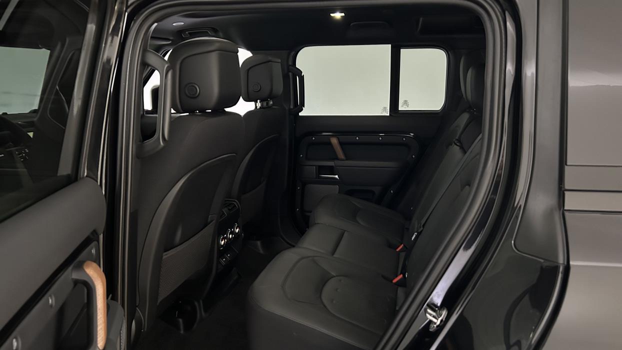 Land Rover Defender 2023