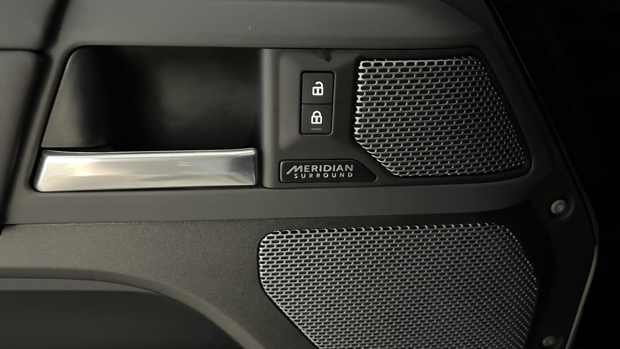 Land Rover Defender 2023