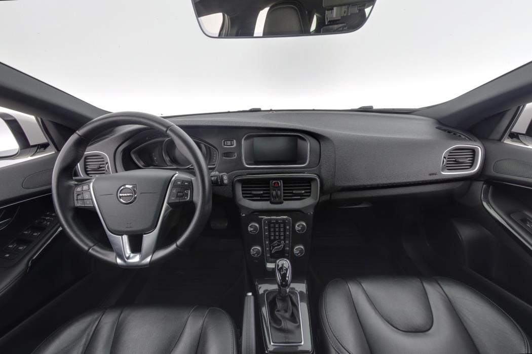 VOLVO V40 2019
