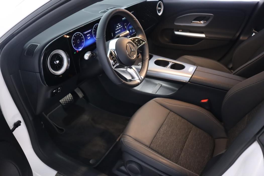 MERCEDES-BENZ CLA 2025