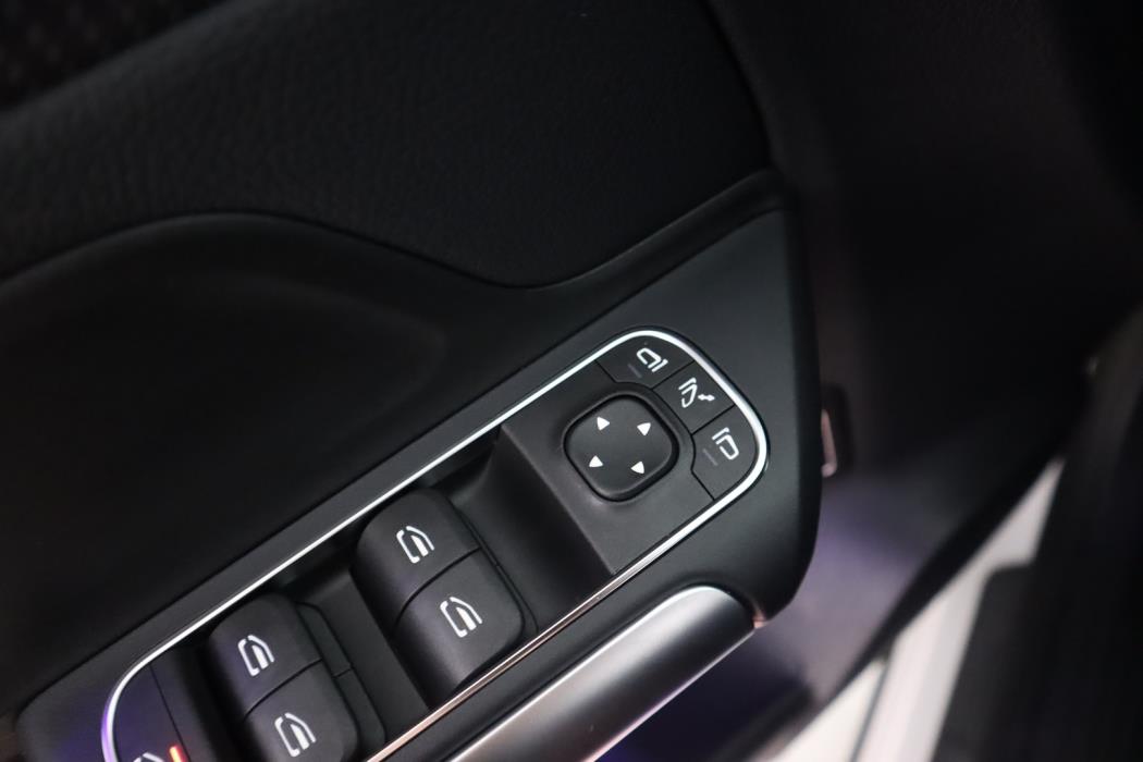 MERCEDES-BENZ EQA 2024