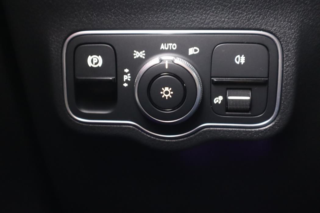 MERCEDES-BENZ EQA 2023