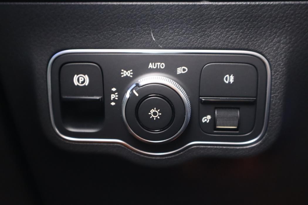 MERCEDES-BENZ EQA 2024