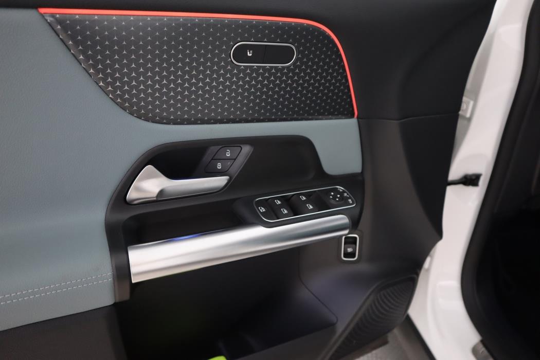 MERCEDES-BENZ EQA 2024