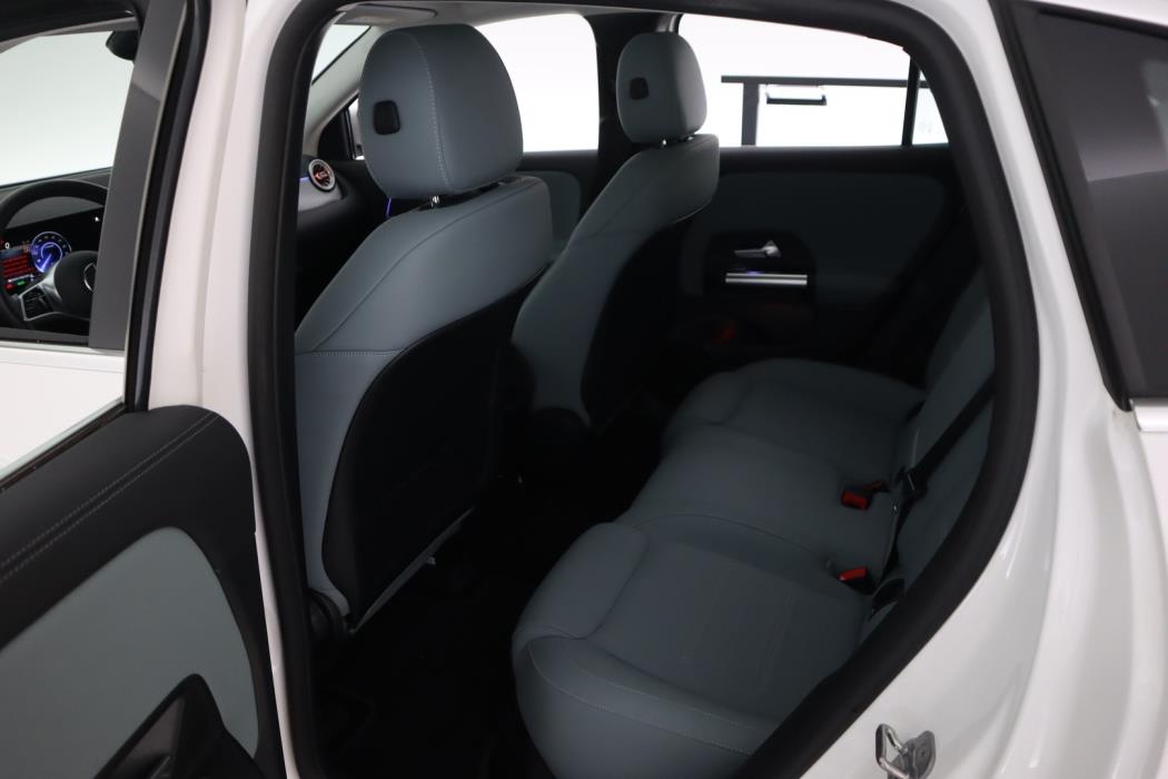 MERCEDES-BENZ EQA 2024