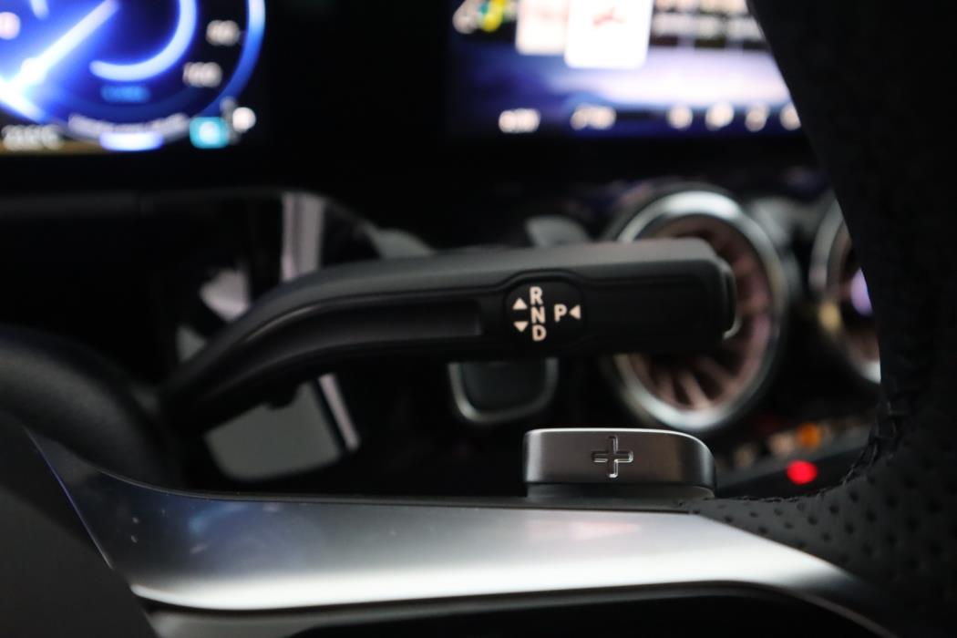 MERCEDES-BENZ EQA 2026