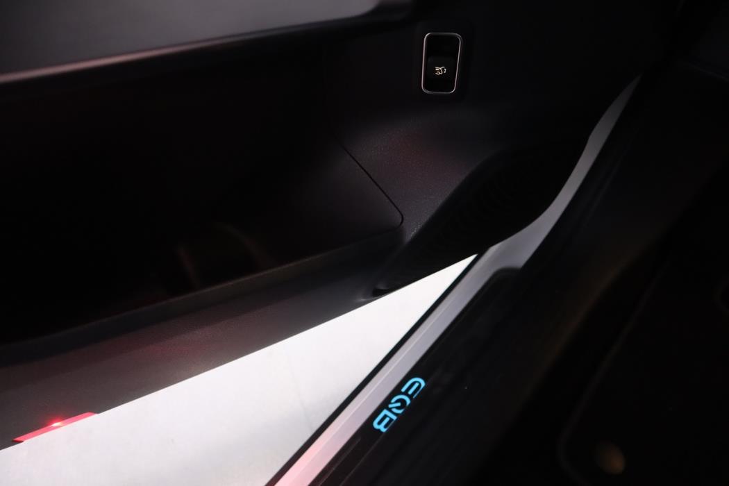 MERCEDES-BENZ EQB 2025