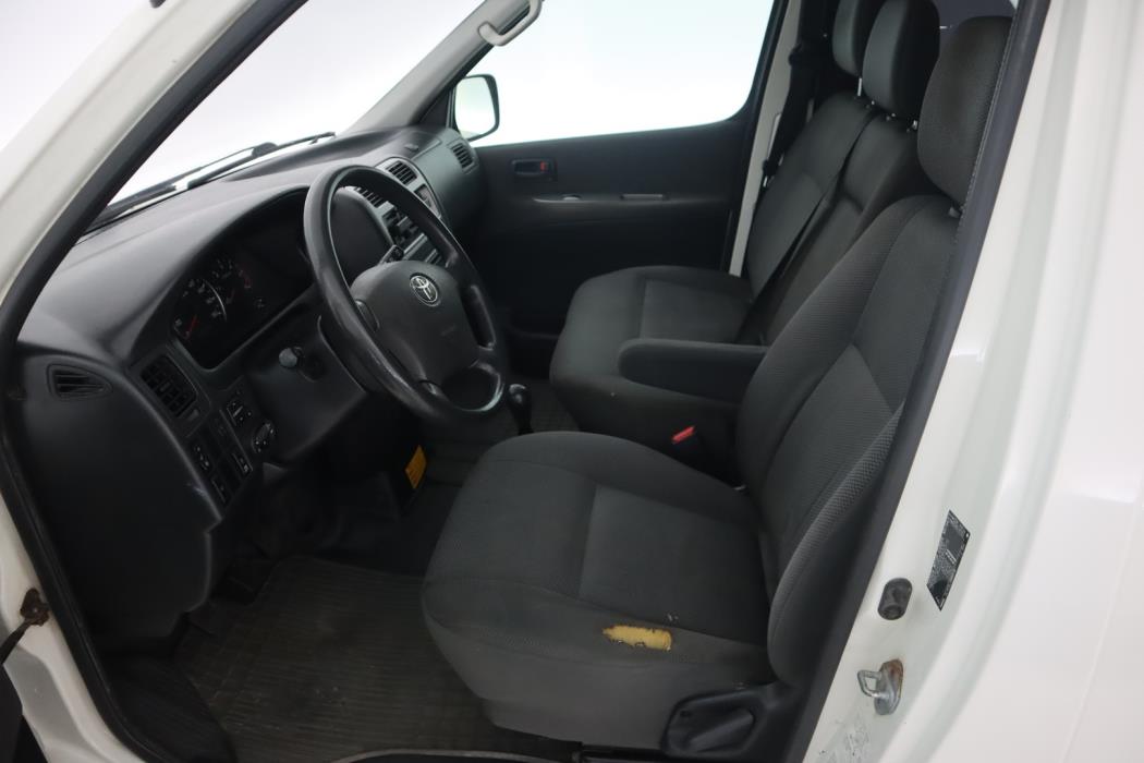 TOYOTA Hiace 2011