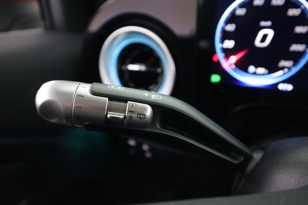 MERCEDES-BENZ GLB 2026