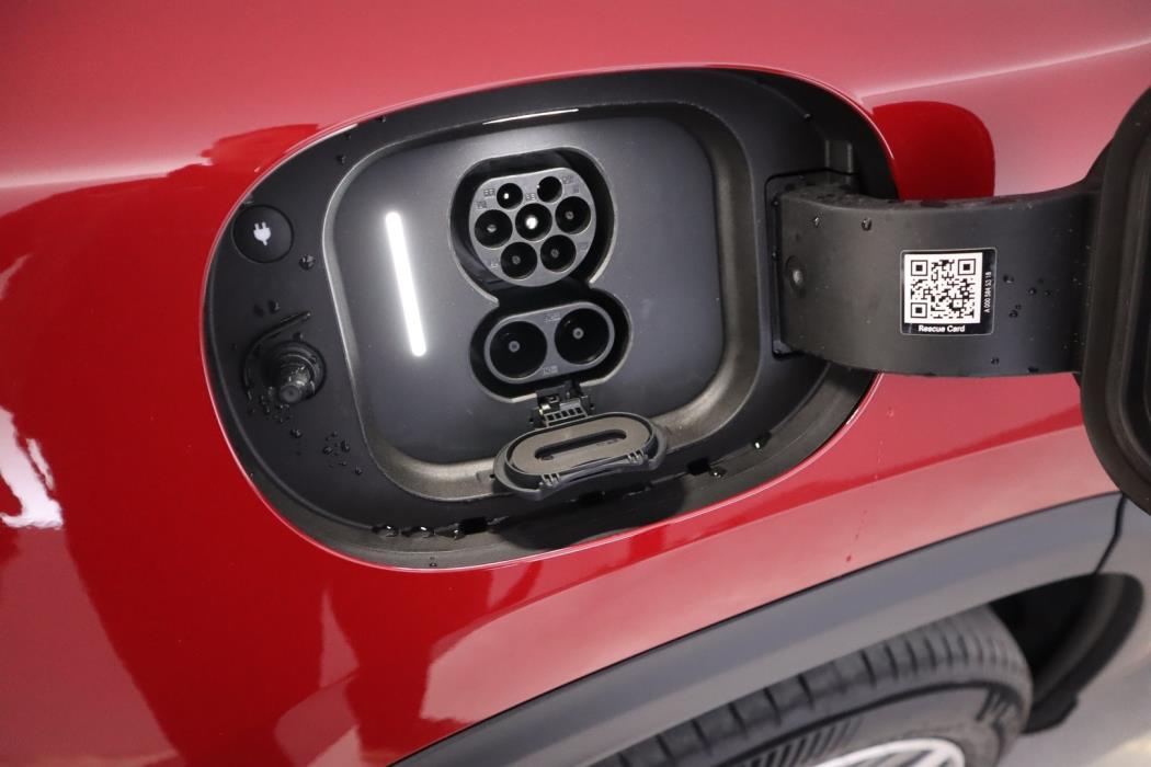 MERCEDES-BENZ GLB 2026