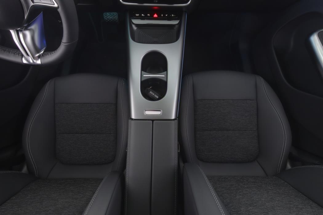 MERCEDES-BENZ GLB 2026