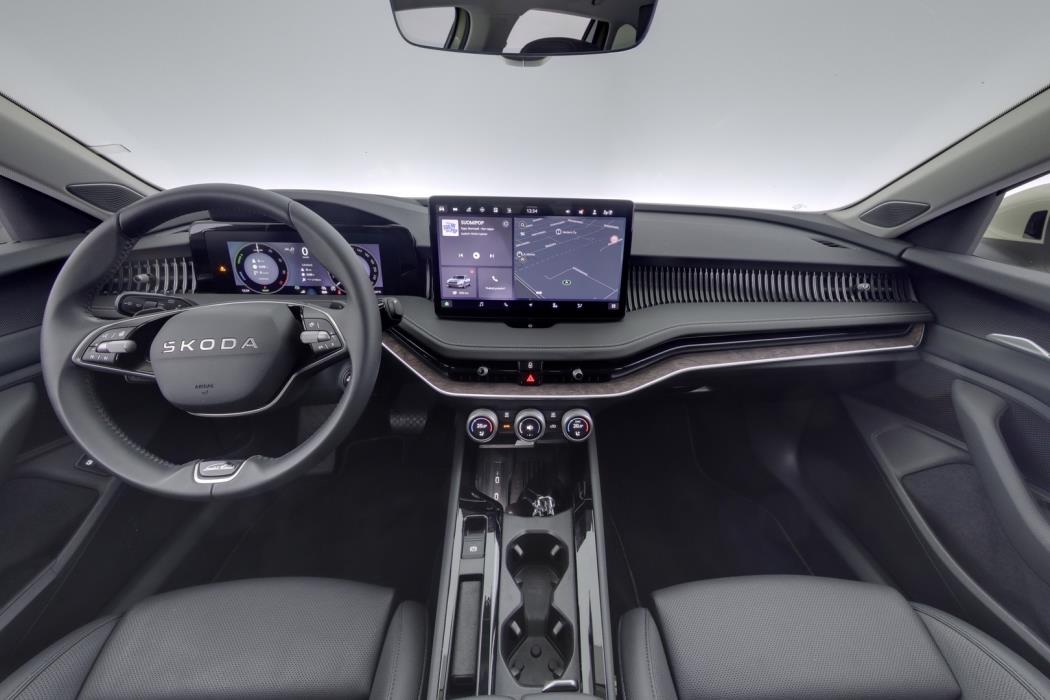 SKODA Superb 2025
