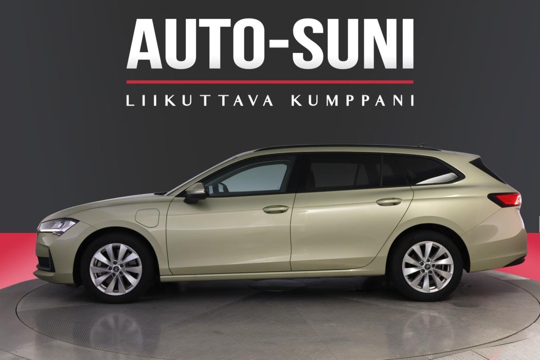 SKODA Superb 2025
