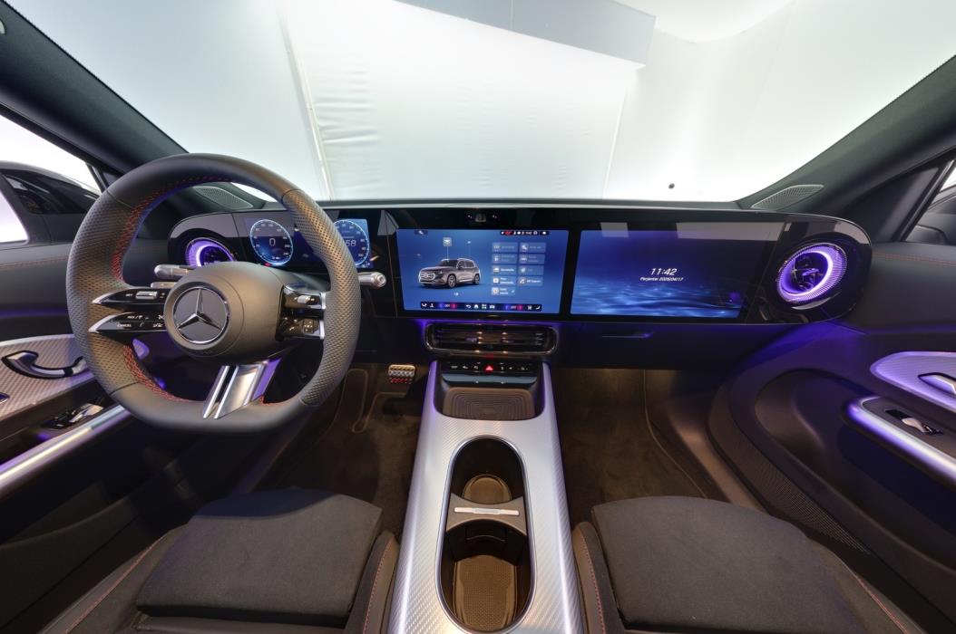MERCEDES-BENZ GLB 2026