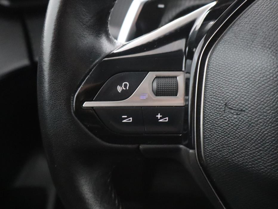 PEUGEOT 208 2020