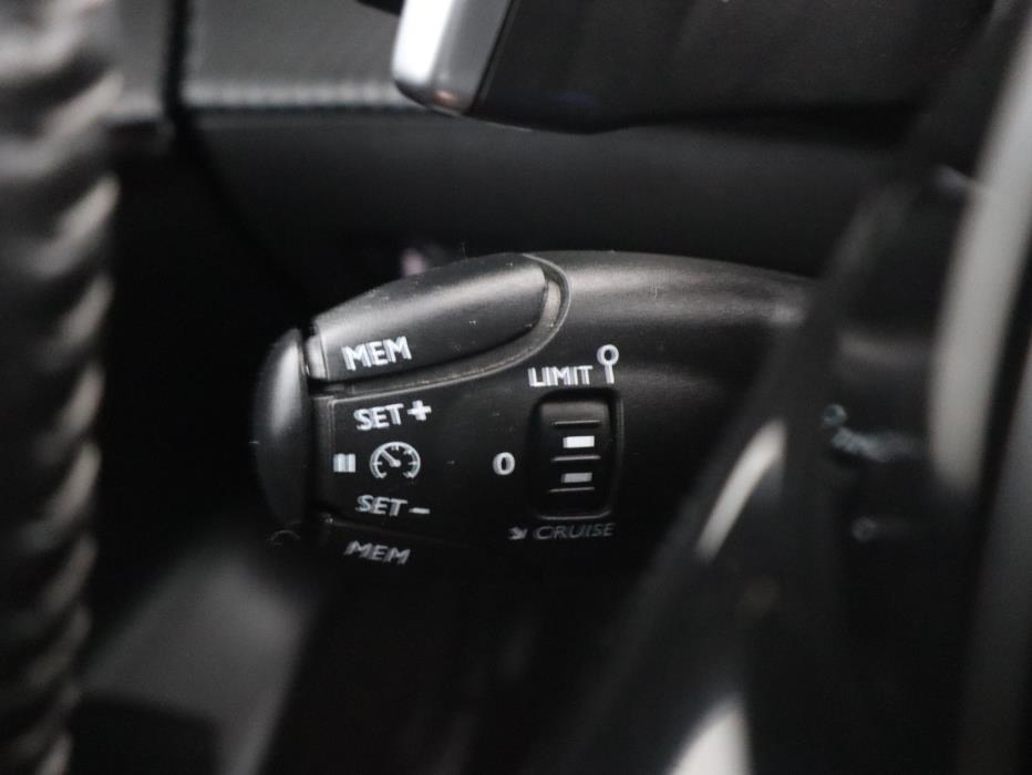 PEUGEOT 208 2020