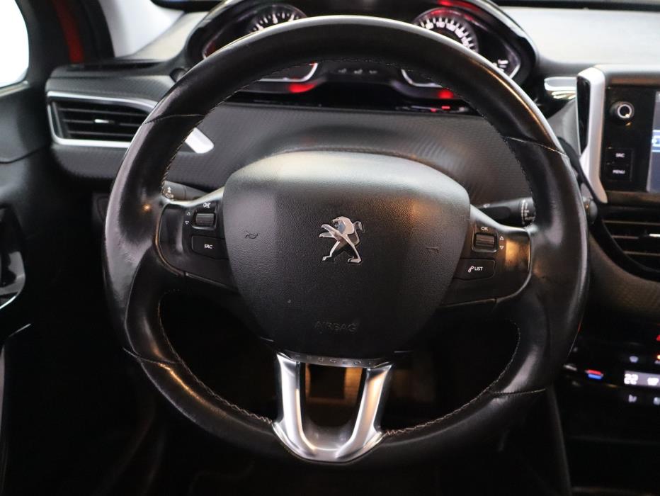 PEUGEOT 208 2015