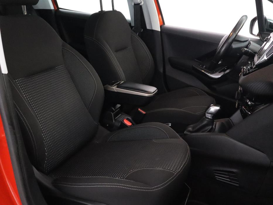 PEUGEOT 208 2015