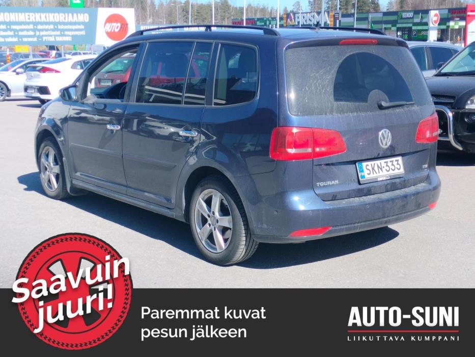 VOLKSWAGEN Touran 2012