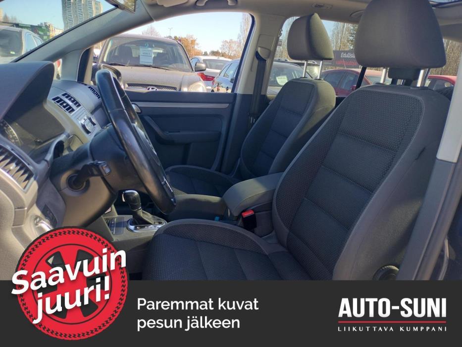 VOLKSWAGEN Touran 2012