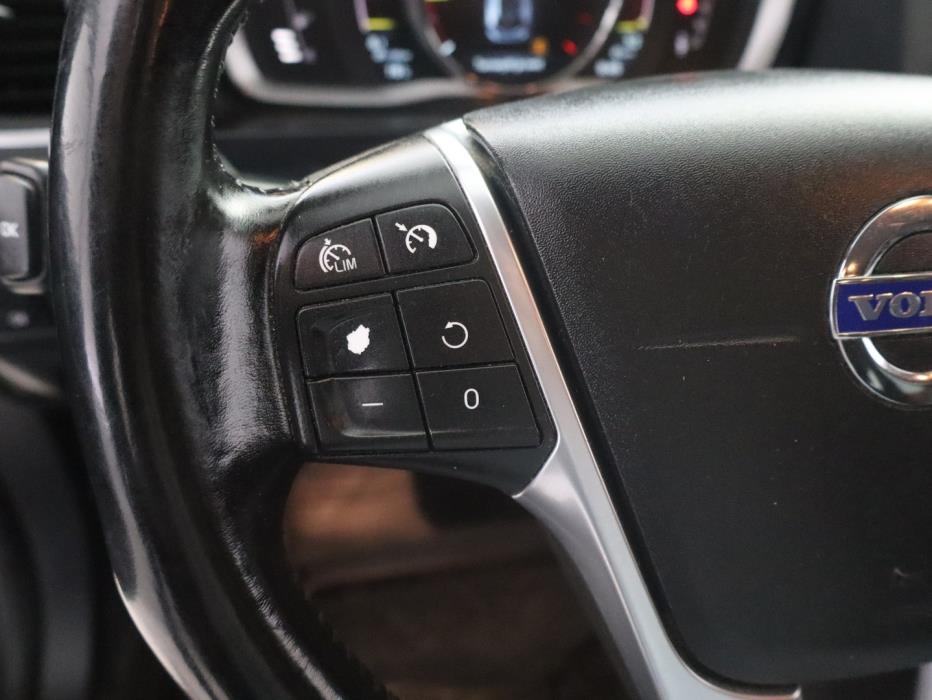 VOLVO V60 2015