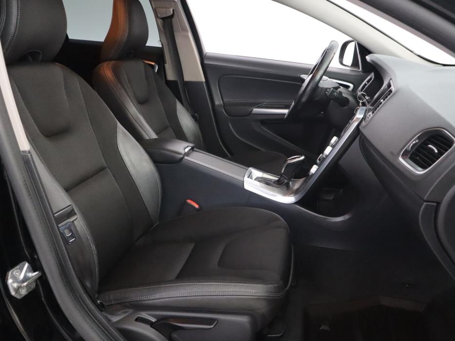 VOLVO V60 2015