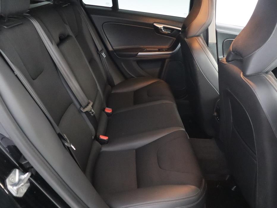 VOLVO V60 2015