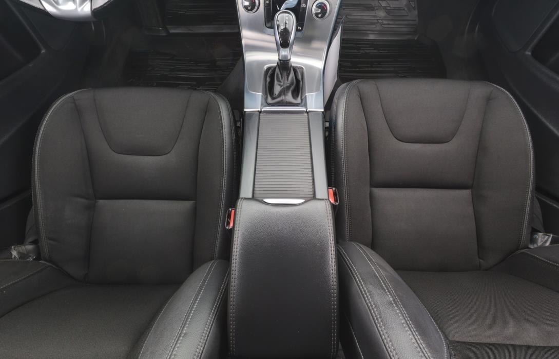 VOLVO V60 2015