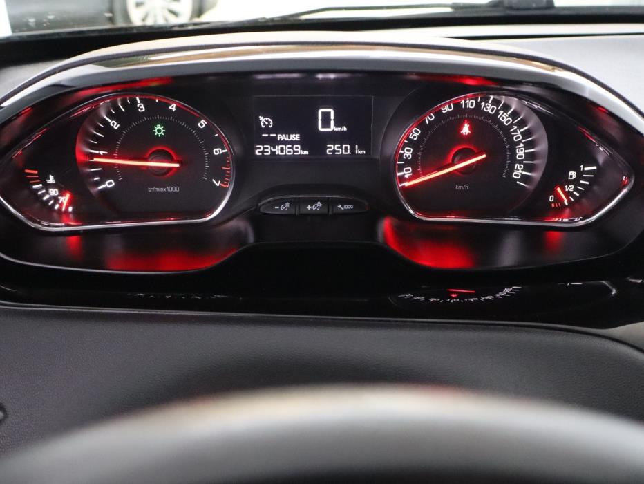 PEUGEOT 208 2012