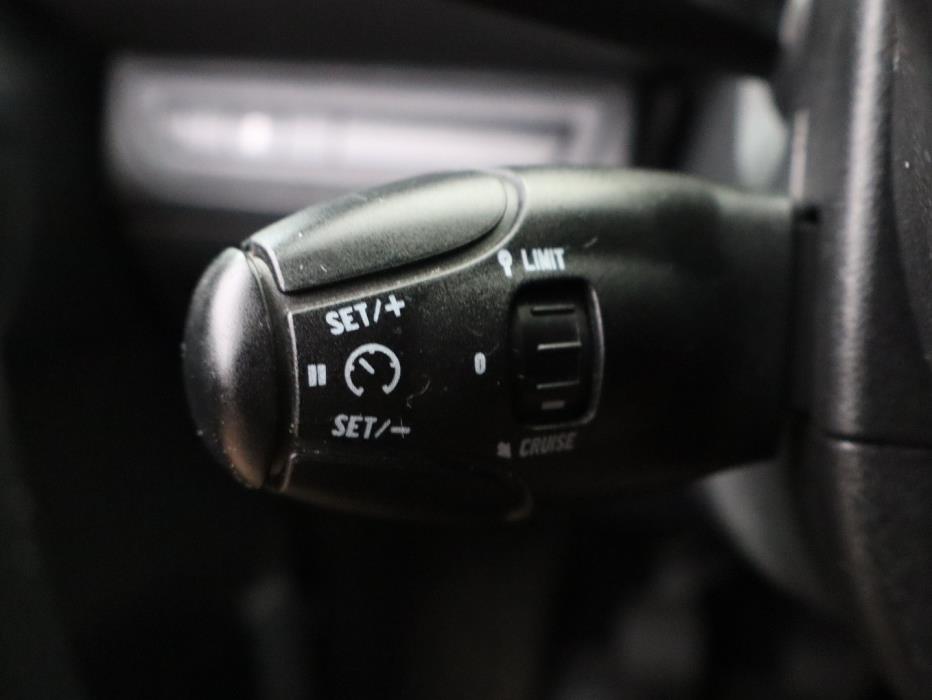 PEUGEOT 208 2012
