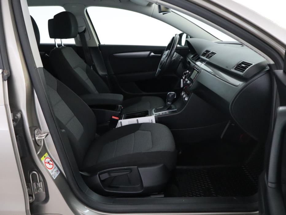 VOLKSWAGEN Passat 2014