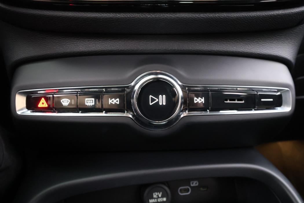VOLVO XC40 2024