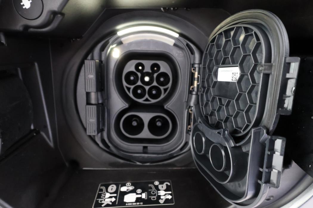 MERCEDES-BENZ EQA 2026