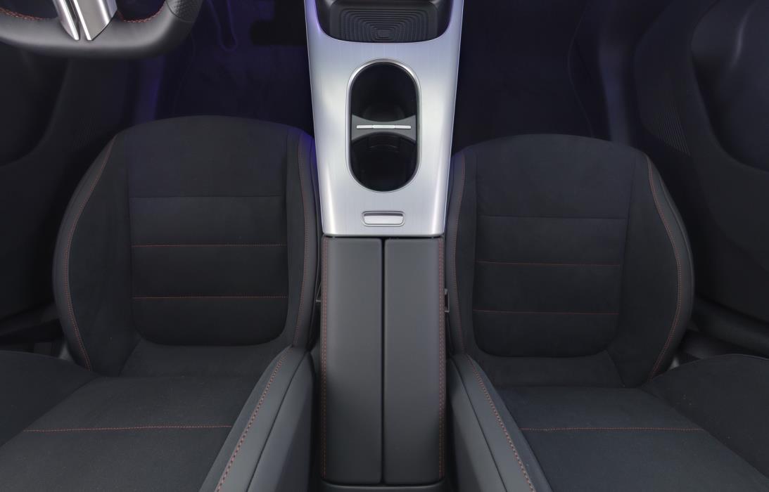 MERCEDES-BENZ GLB 2026