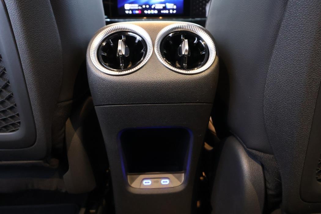 MERCEDES-BENZ GLB 2026