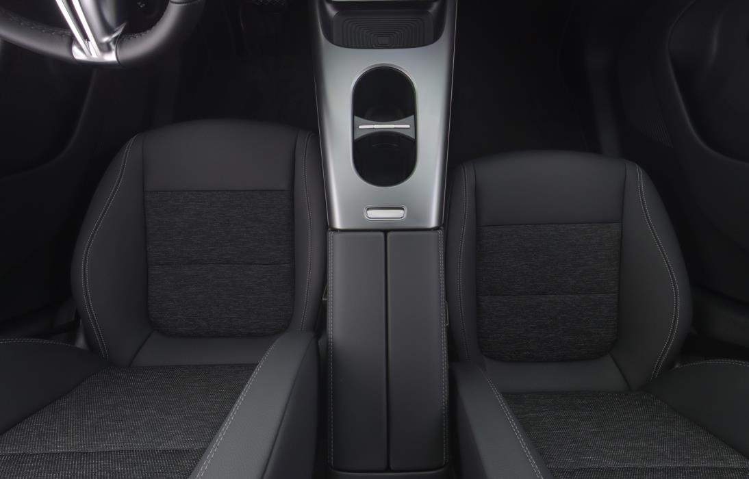 MERCEDES-BENZ GLB 2026