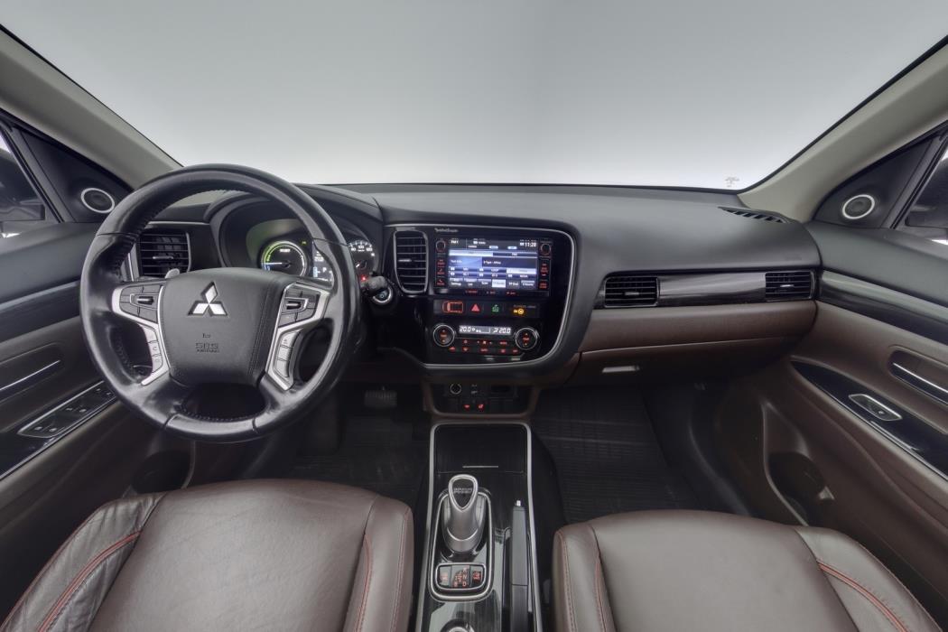 MITSUBISHI Outlander PHEV 2016