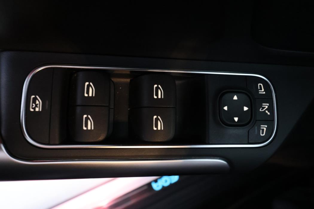 MERCEDES-BENZ EQA 2025