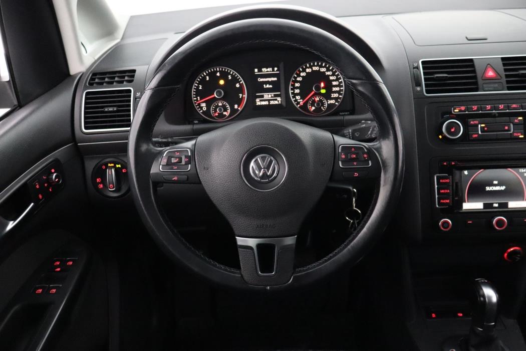 VOLKSWAGEN Touran 2011