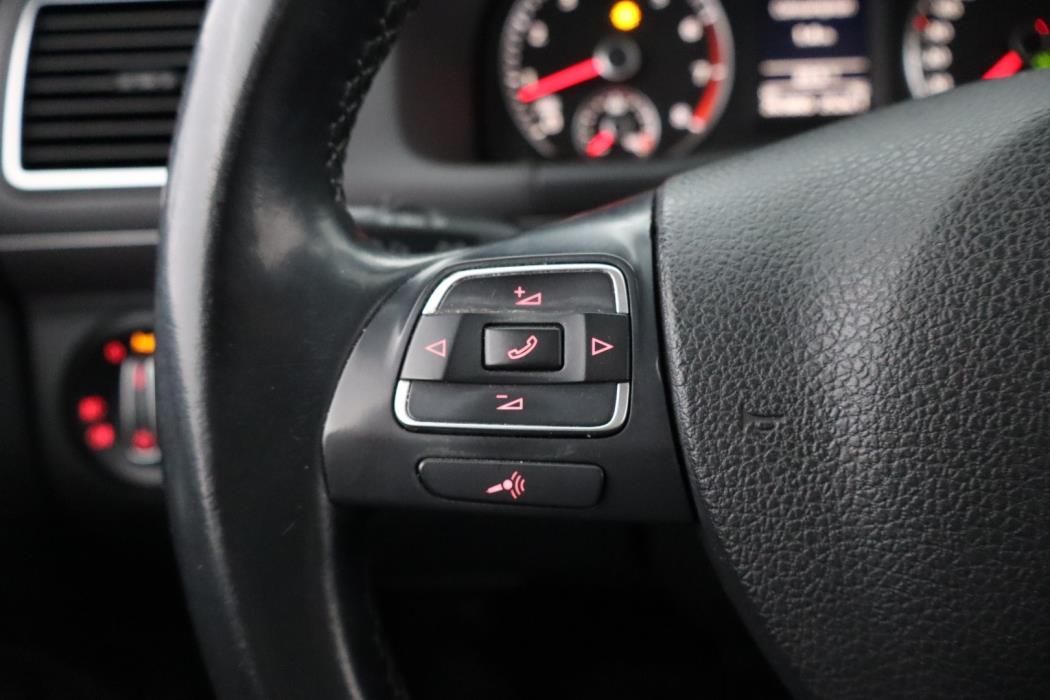 VOLKSWAGEN Touran 2011