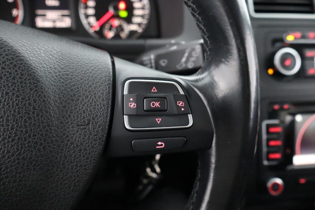 VOLKSWAGEN Touran 2011