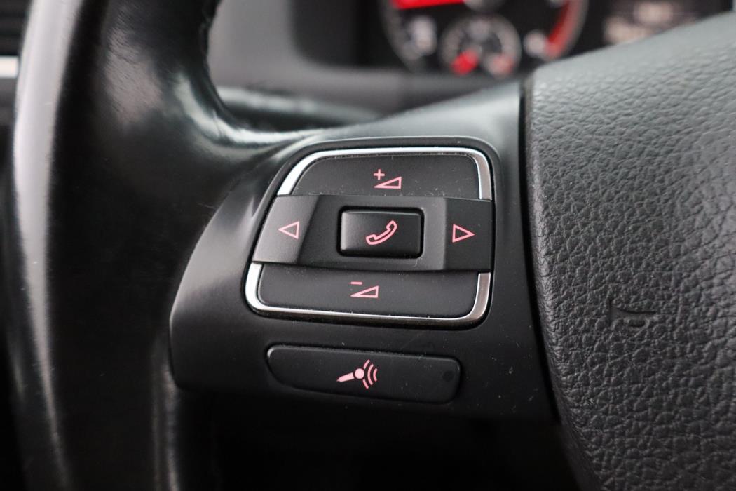 VOLKSWAGEN Touran 2013