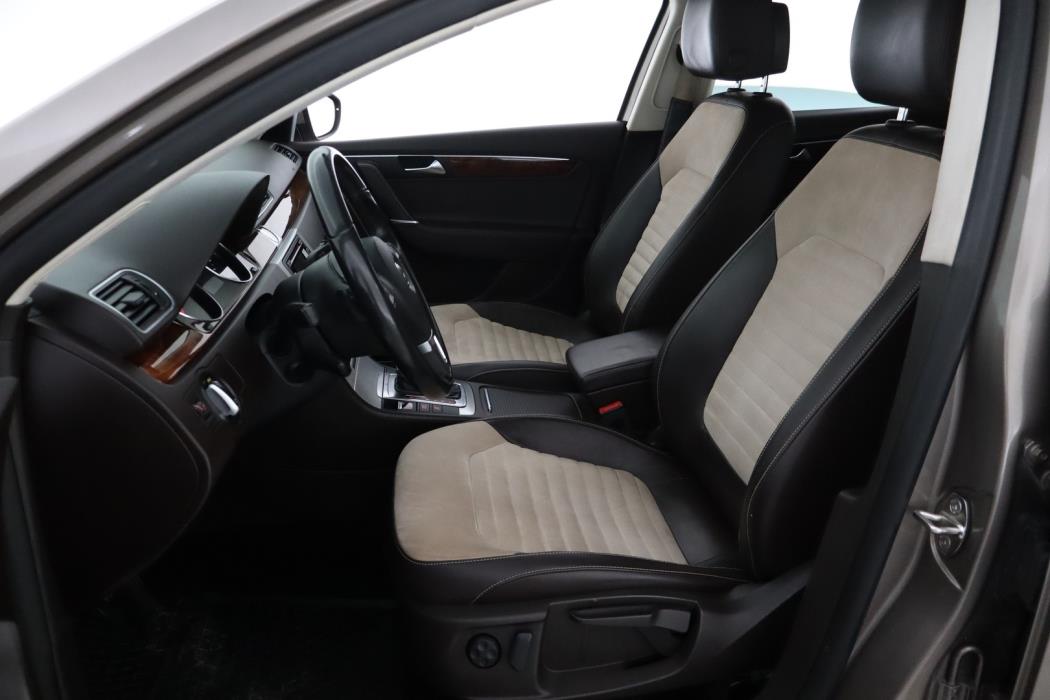 VOLKSWAGEN Passat 2011