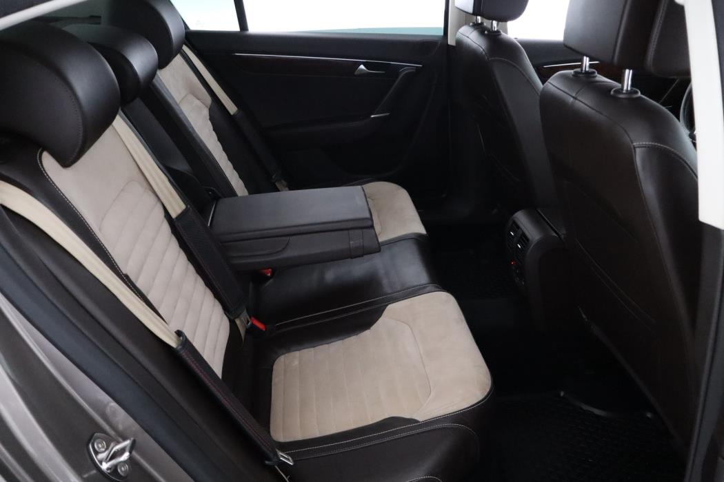 VOLKSWAGEN Passat 2011
